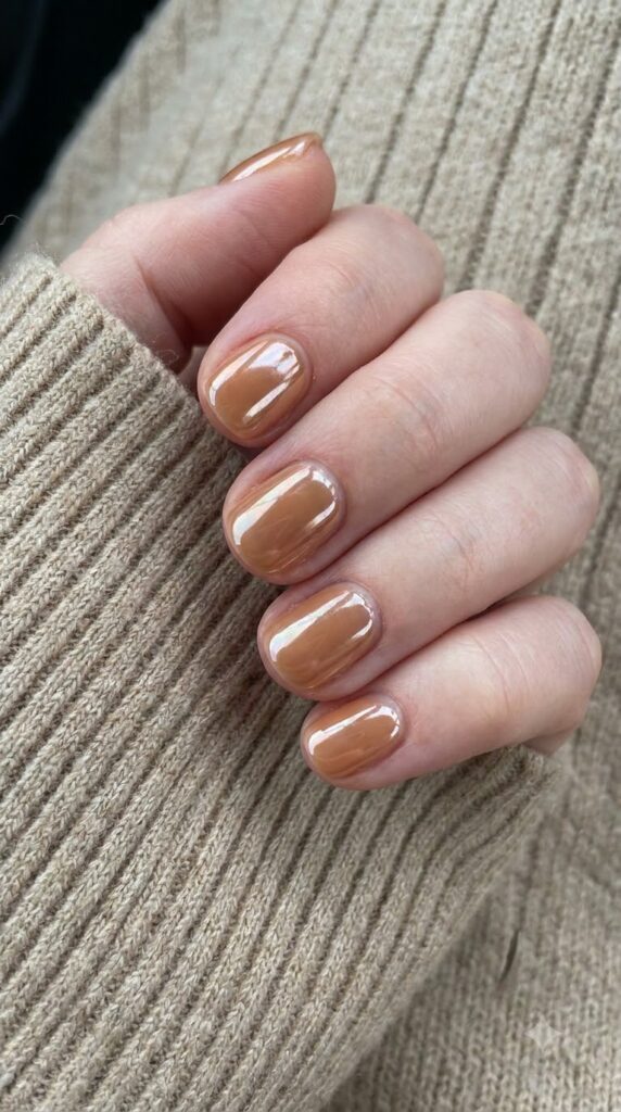 Short natural round caramel nude nails with glazed chrome powder finish