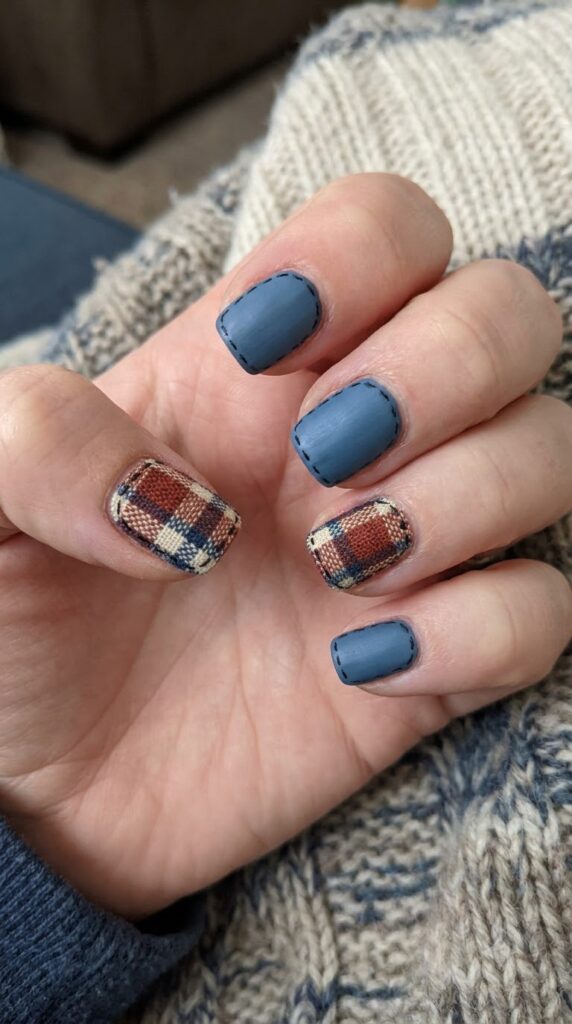 Short square nails alternating denim blue and red-brown flannel plaid